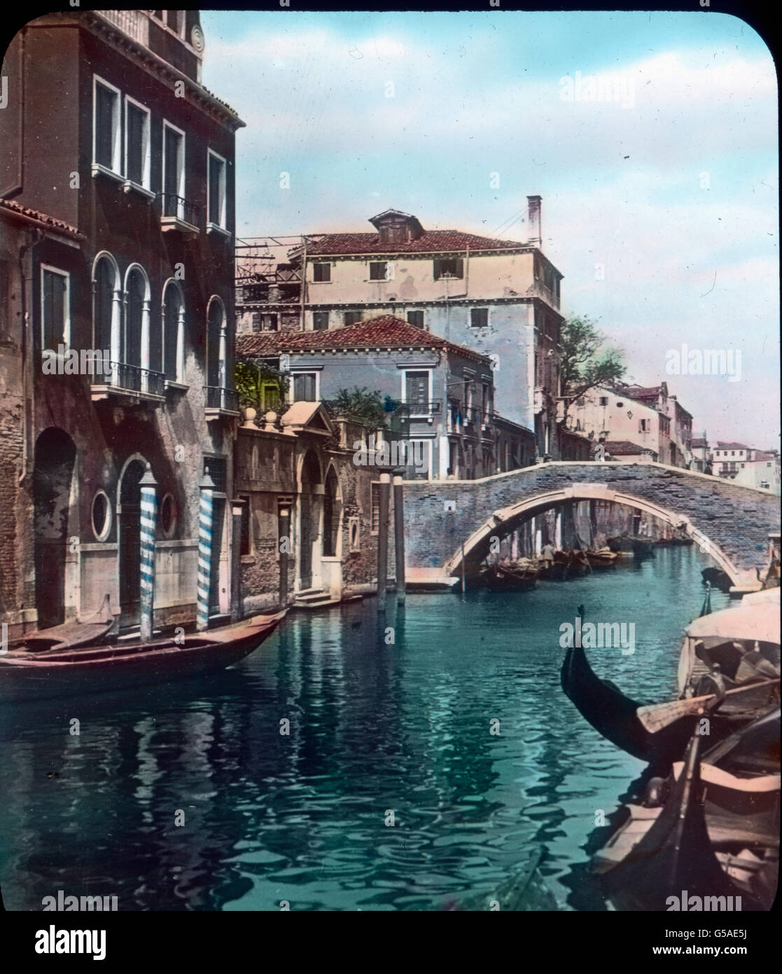 Die ganze Schönheit eines kleinen Kanals zeigt uns dieses Bild ...