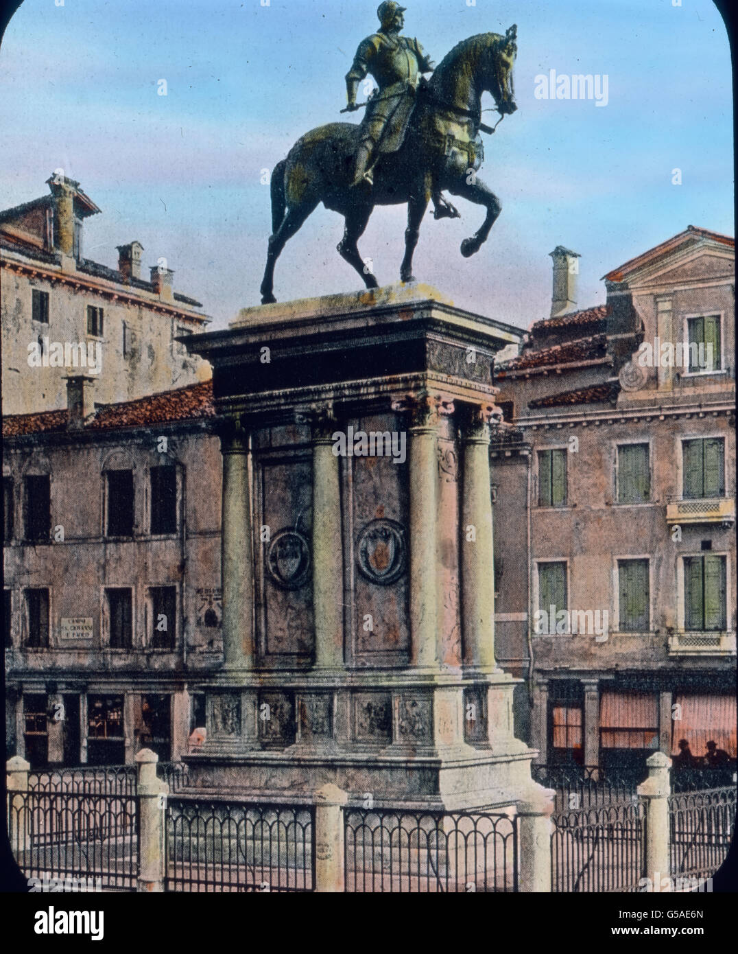 Vor der Johannes und Paulus Kirche steht das Colleoni-Denkmal, dem Gedächtnis des tapferen Söldnerführers Colleoni gewidmet. Die edle Haltung des Rosses und die stolze Gestalt des Reiters verraten hohen künstlerischen Geschmack. Ja man bezeichnet dieses Denkmal nicht mit Unrecht als eines der schönsten, wenn nicht als das schönste Reiterdenkmal der Welt. Der Schöpfer ist Andrea del Verrocchio. Die Statue wurde die letzte und zugleich größte und schönste Arbeit des berühmten Meisters. travel, Italy, Venice, Venetia, Veneto, history, historical, Archive, Carl Simon, 1910s, 20th century, monument Stock Photo