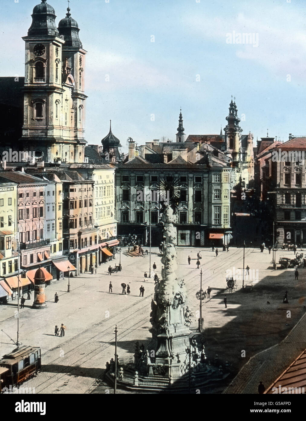 Die Hauptstadt des Landes Oberösterreich ist Linz a.d. Donau mit 95.000 Einwohnern. Eine 280 m lange Eisenbahnbrücke verbindet Linz mit der Stadt Urfahr. Linz ist erbaut an der Stelle einer uralten keltischen Niederlassung. Es ist Sitz eines Bischofs und vieler weltlicher Behörden. 1862 - 1905 hat es einen neuen schönen Mariendom erhalten, 130 m lang, 60 m breit und 135 m hoch. Wir sehen den Hauptplatz mit der Mariensäule und den das Stadtbild überragenden vielen Türmen. Besonders sehenswert ist in Linz das Landeshöhlenmuseum. Das Land Oberösterreich hat übrigens durch den Ersten Weltkrieg kei Stock Photo