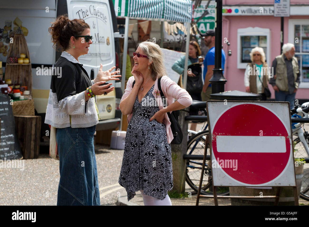 Two women meet on street hi-res stock photography and images - Alamy