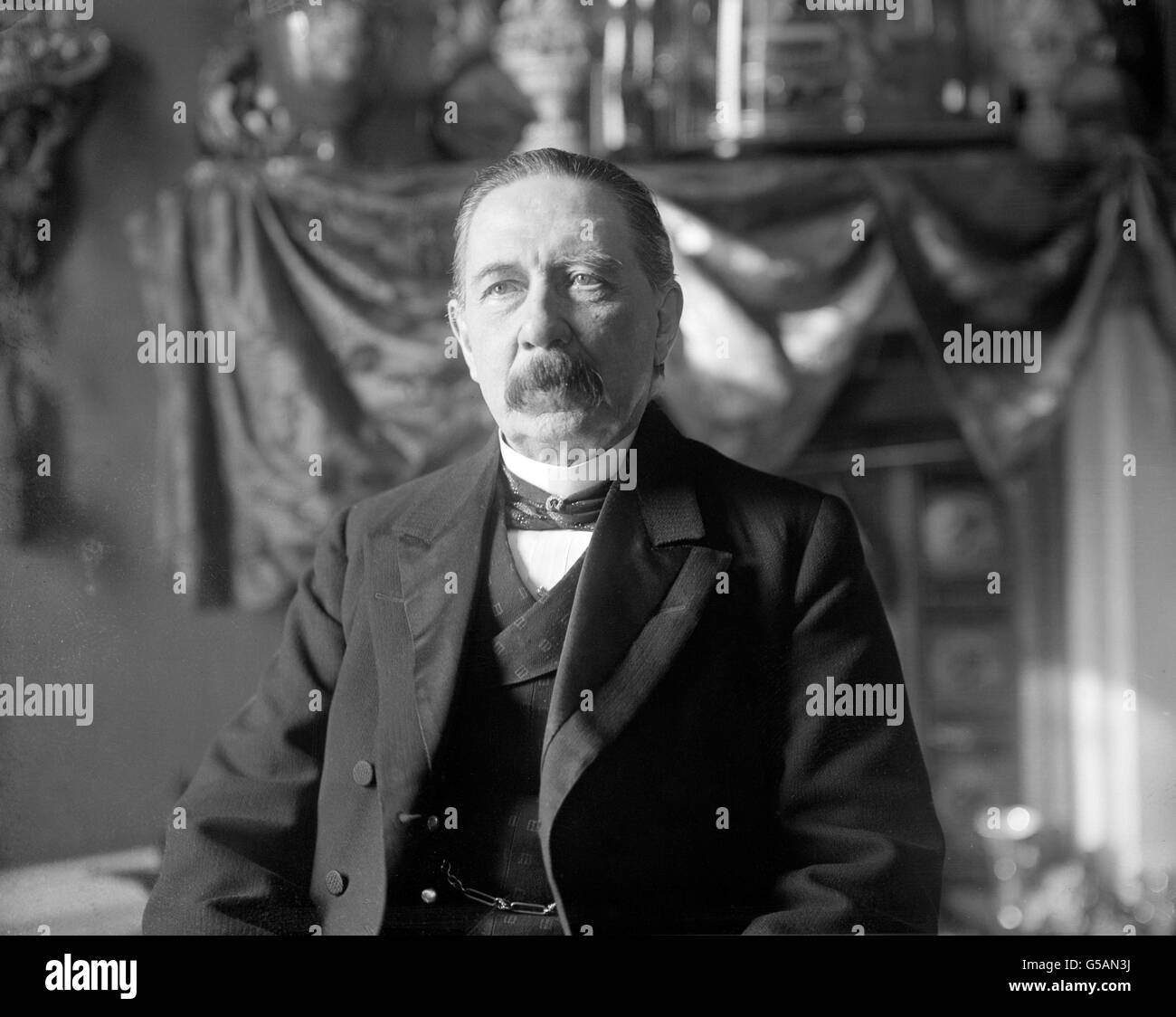 Magician jasper maskelyne hires stock photography and images Alamy