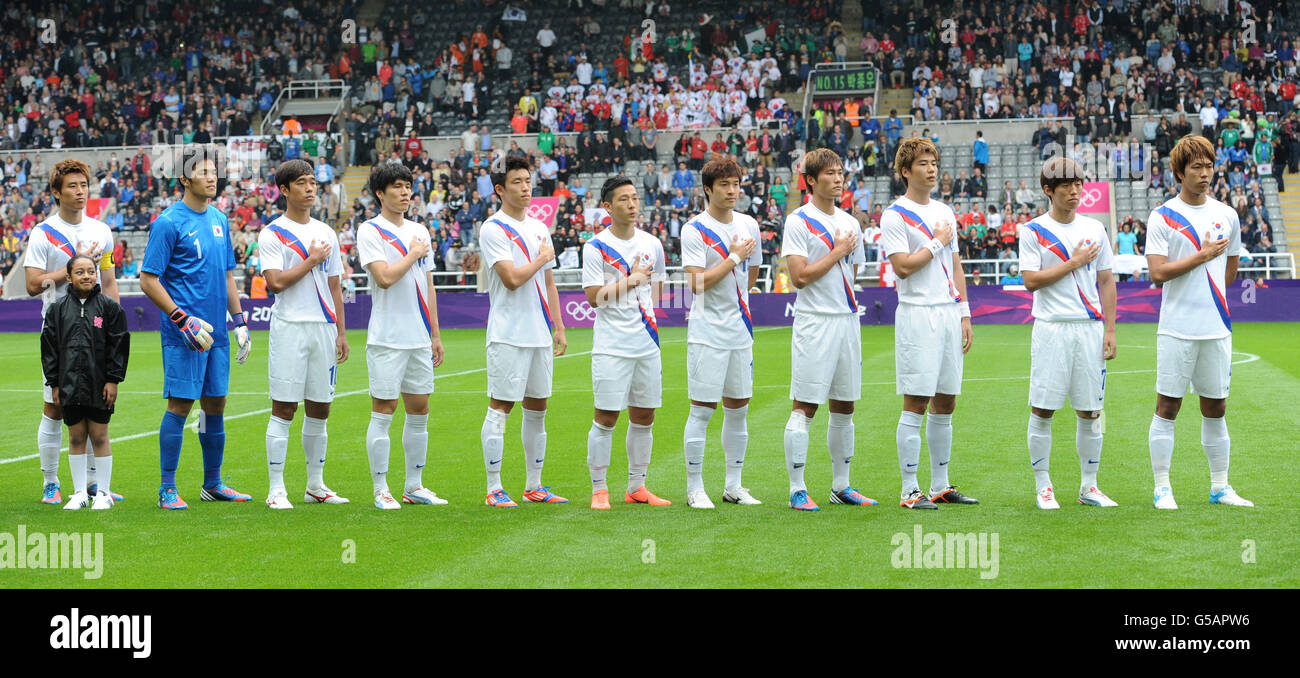 London Olympic Games - Pre-Games competitions - Thurs. The South Korea team during the national anthem Stock Photo
