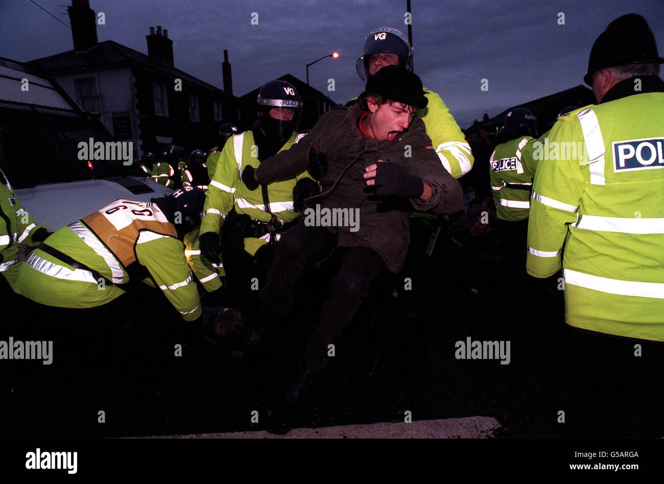 BRIGHTLINGSEA 1995: Police and protestors clash as 4 lorries, laden with live lambs being exported to the Continent, try to pass through a sit-in on the dockside at the Essex port of Brightlingsea. About 500 locals tried to halt the convoy of lorries escorted by 9 police vans. Stock Photo
