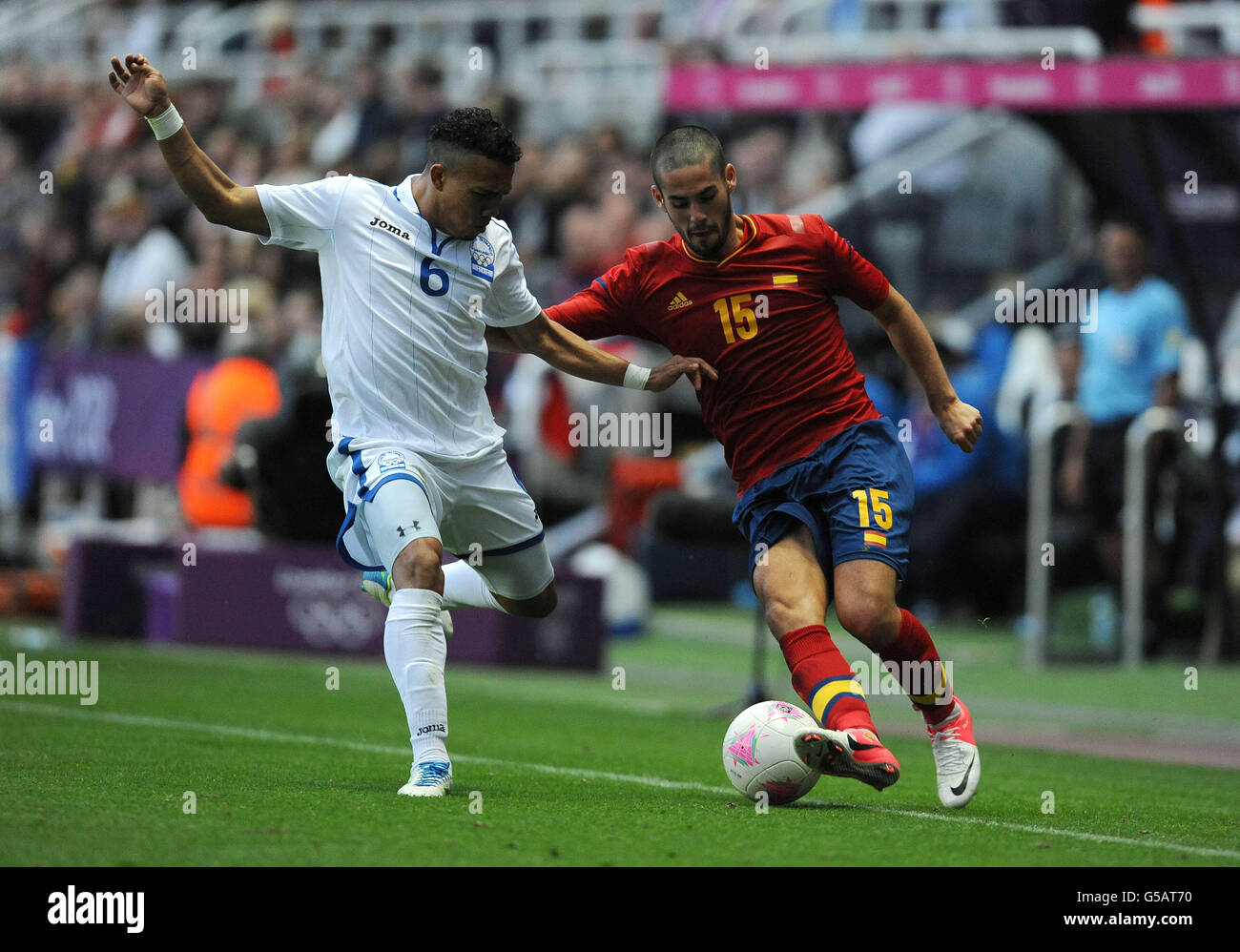 Honduras' Arnold Peralta (left) and Spain's Isco battle for the ball during the Group D match at St James' Park, Newcastle. Stock Photo