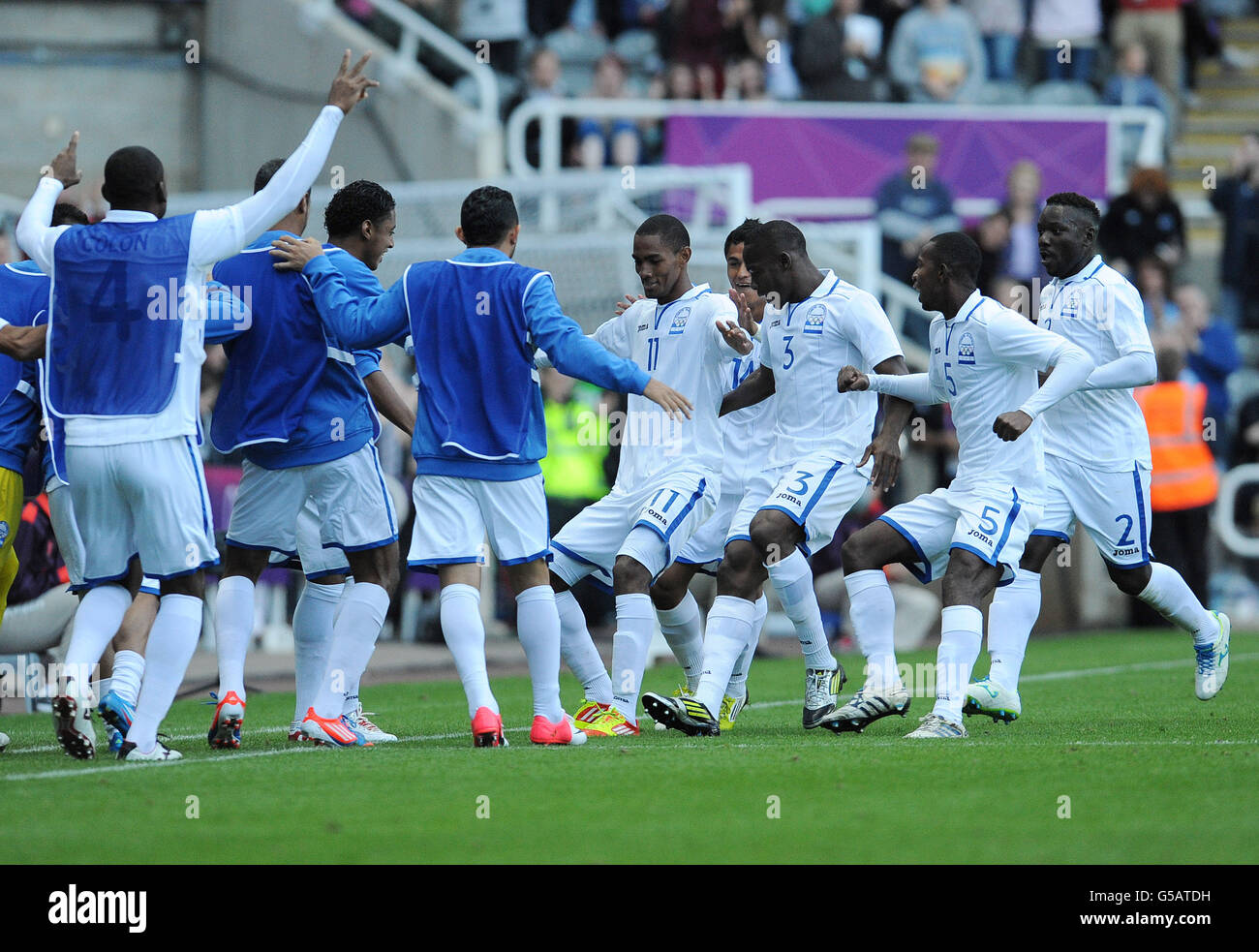 Hondoras' Jerry Bengtson (centre) celebrates his goal with his teammates during the Group D match at St James' Park, Newcastle. Stock Photo