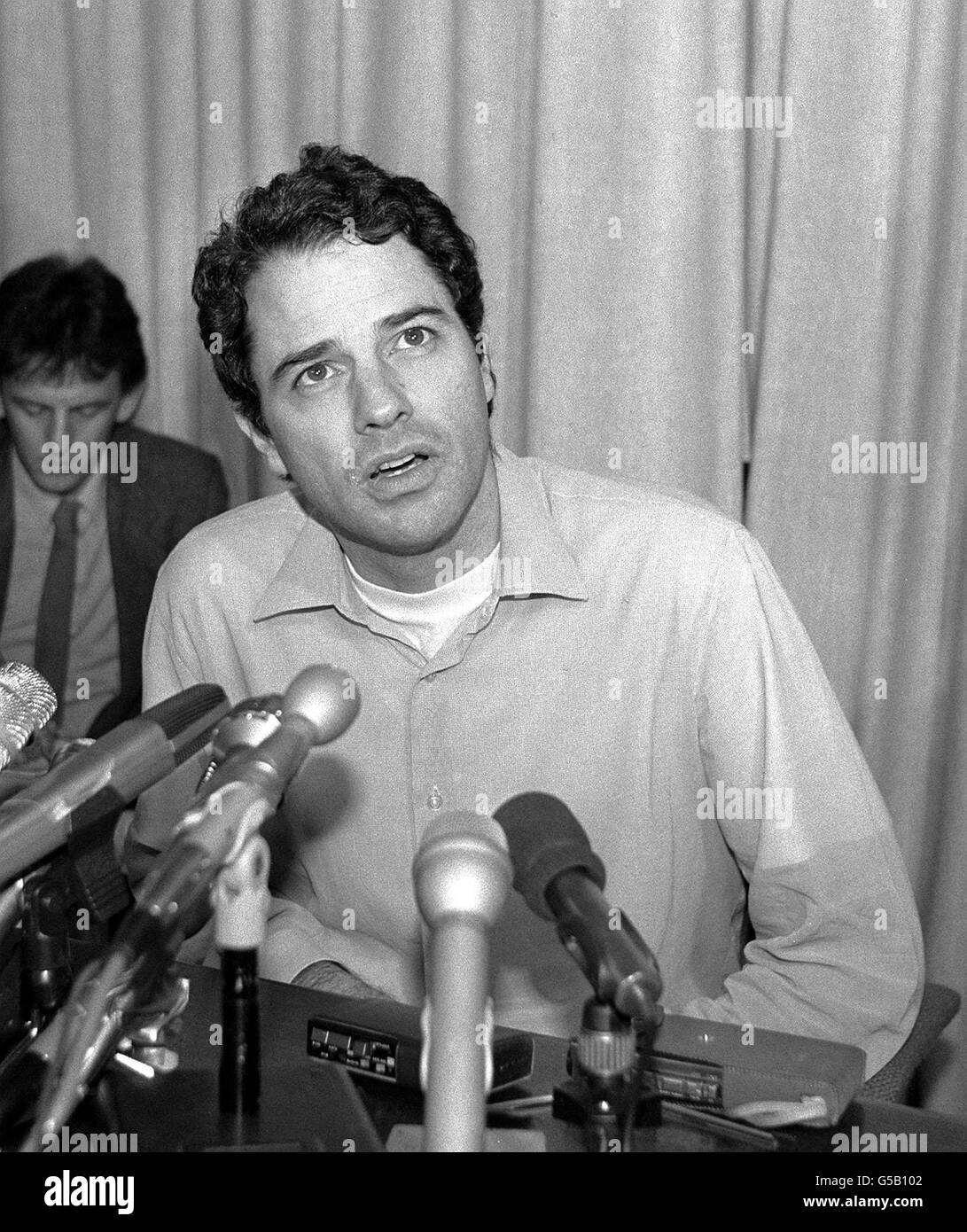 Freed American journalist Charles Glass answers questions from the press after flying in to Gatwick airport from Damascus on 19/08/1987. Stock Photo