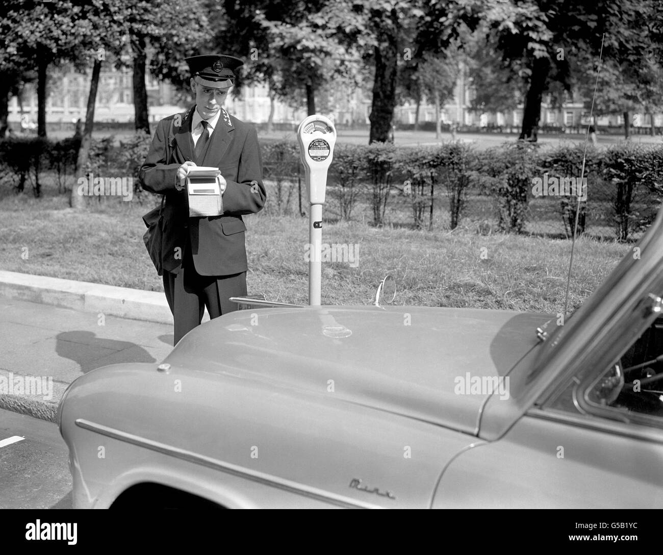 TRAFFIC WARDEN AND METER : 1958 Stock Photo