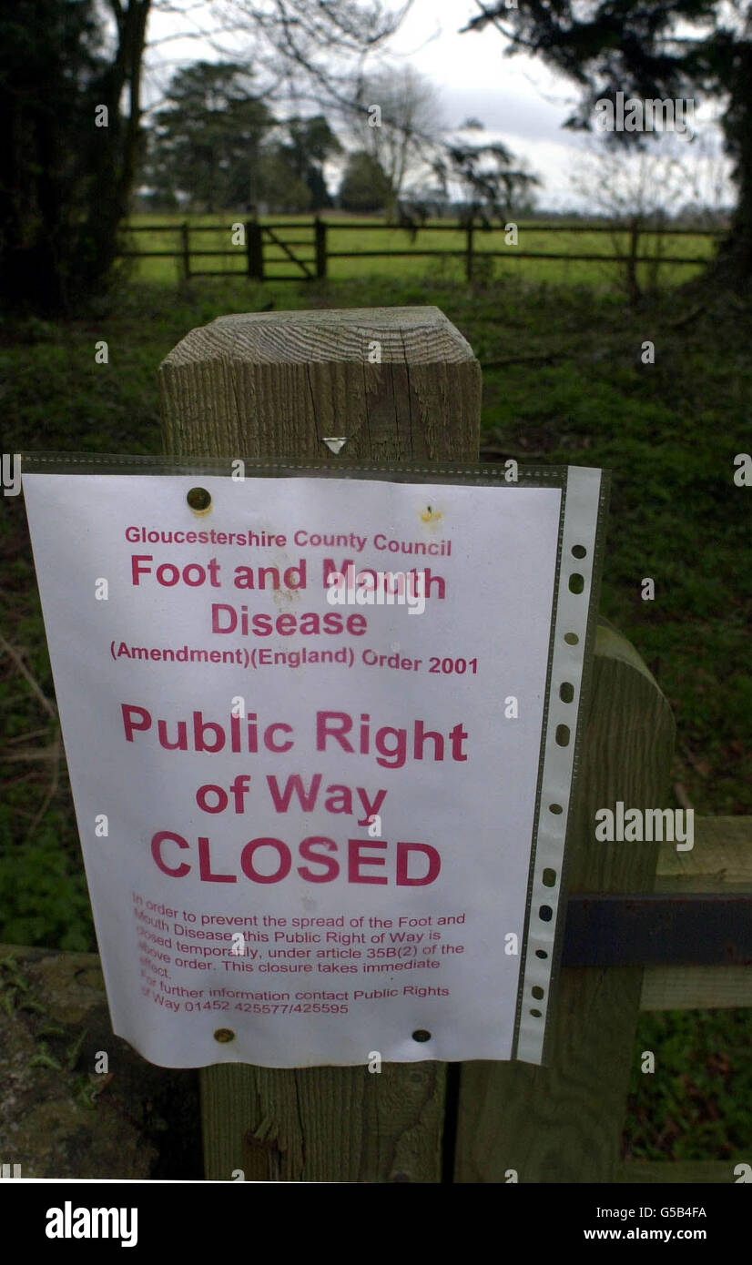 Gloucestershire Public Rights Of Way A Closed Sign Blocks Entry Onto A Footpath At Westonbirt, In Gloucestershire,  Which Has Been Closed As A Precautionary Measure Due To The National  Outbreak Of Foot And Mouth Disease Stock Photo -