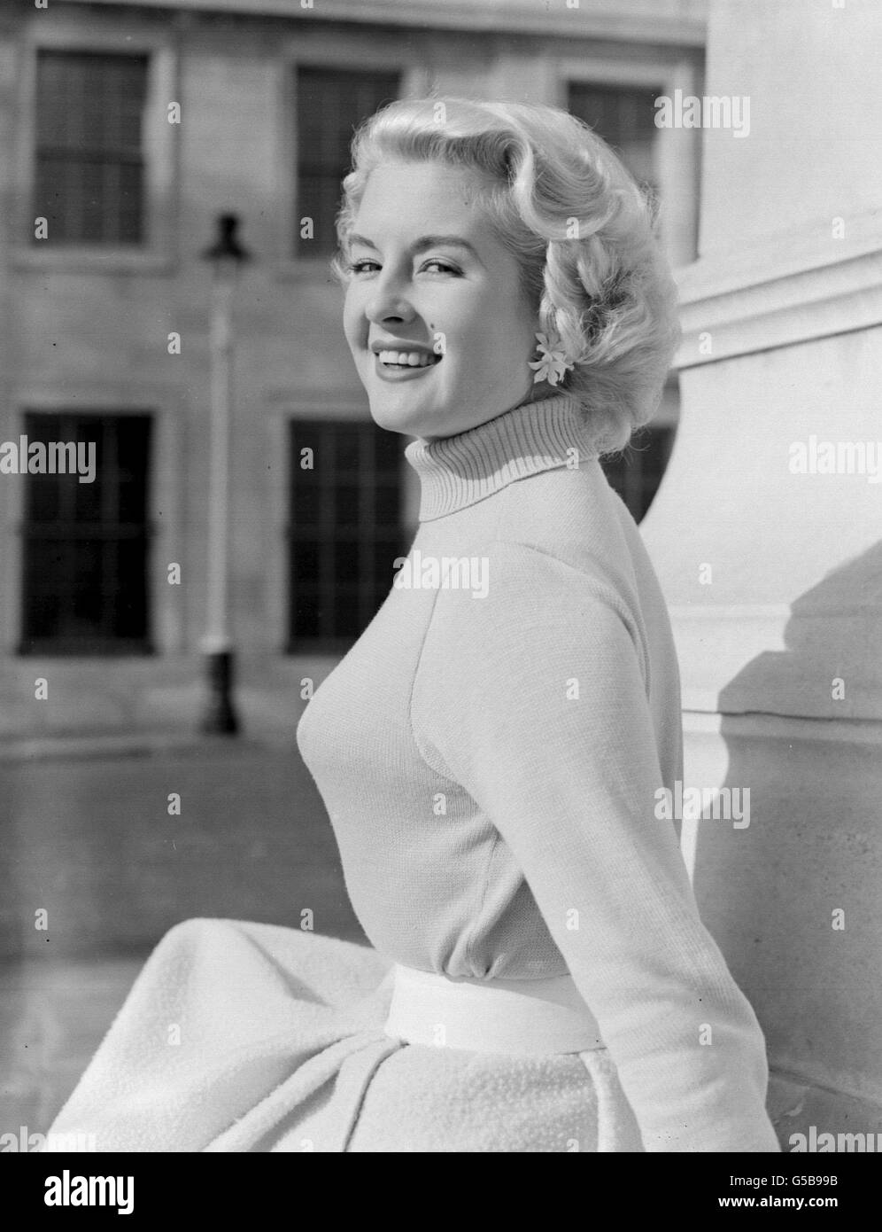 Contestant Jennifer Chimes posing in London, ahead of her representing Great Britain in the 1955 Miss World beauty contest. Stock Photo