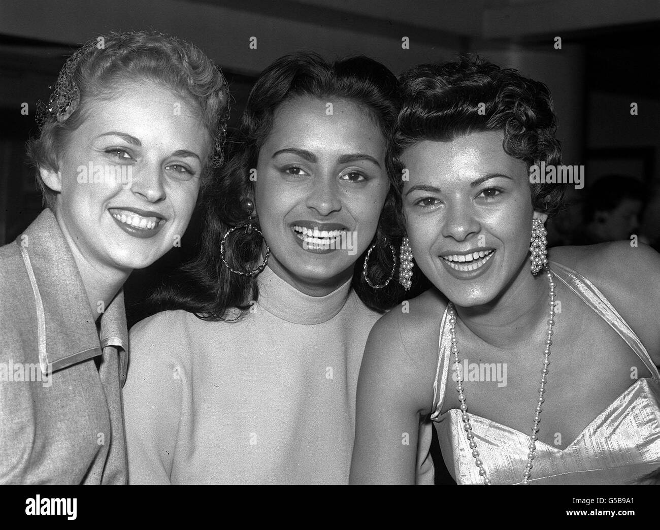 1955 Miss World winner Susana Djuim (centre) of Venezuela, with runner-up Anne Haywood (left) of America, and third-placed Julia Coumoundourou of Greece. Stock Photo