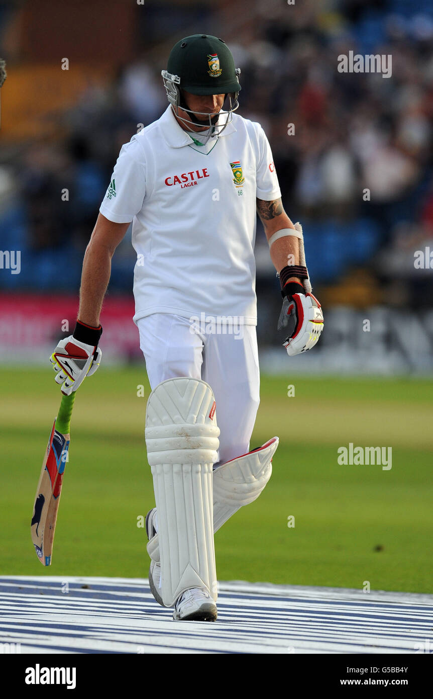 South Africa's Dale Steyn leaves the field after being bowled out for a duck by Steve Finn during the Investec Second Test match at Headingley Carnegie, Leeds. Stock Photo