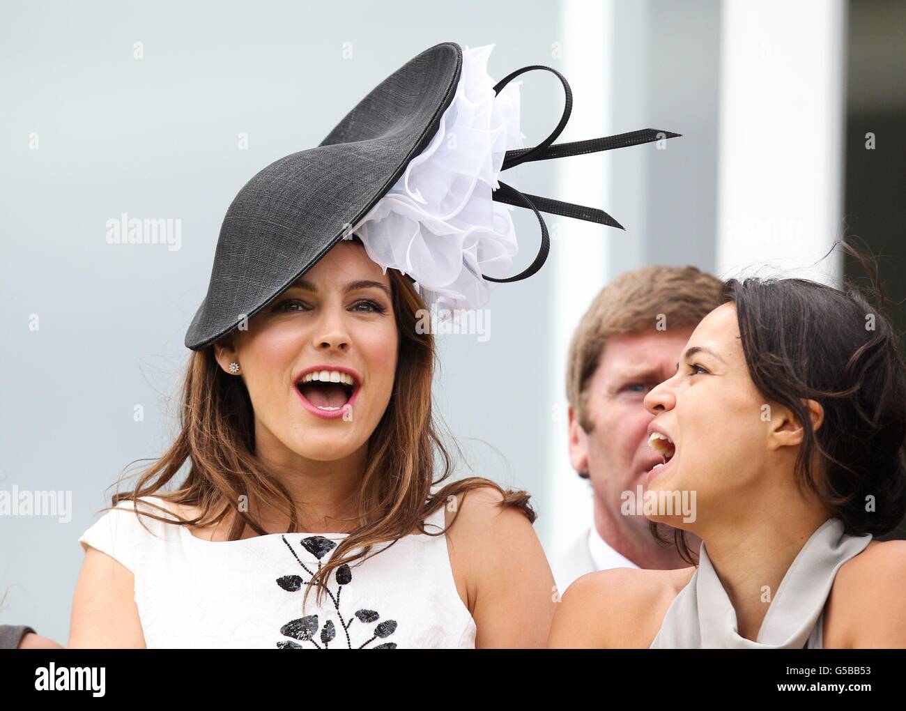 Model Kelly Brook (left) and Actress Michelle Rodriguez during Ladies Day of the Glorious Goodwood Festival at Goodwood Racecourse, Chichester. Stock Photo