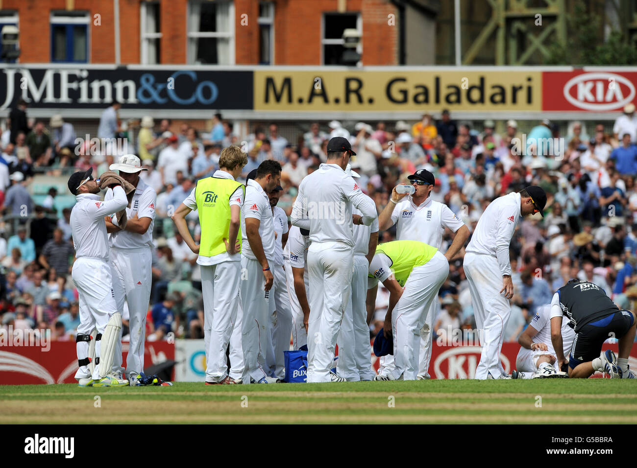 Cricket - 2012 Investec Test Series - First Test - England v South Africa - Day Three - The Kia Oval. England players gather during a drinks break Stock Photo
