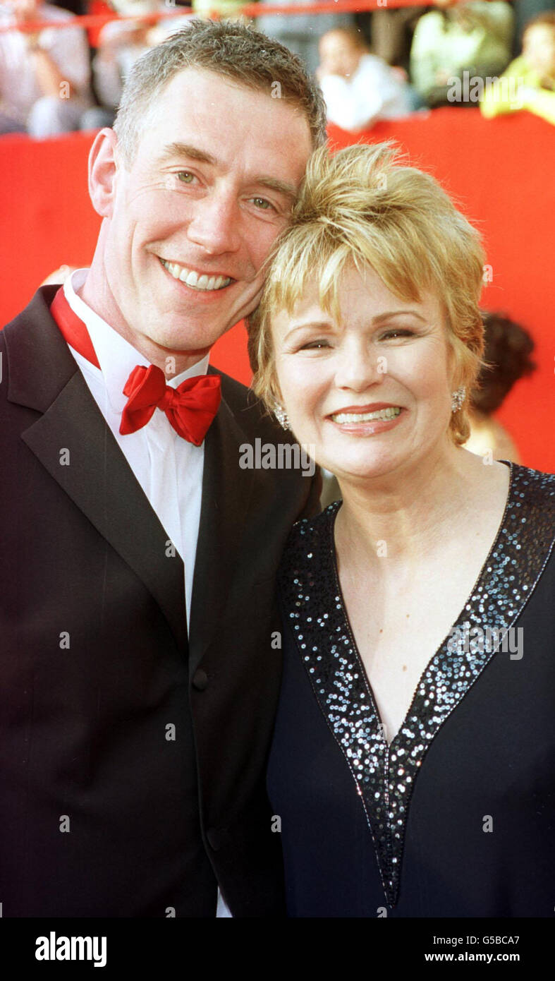 British actress Julie Walters with her husband Grant Roffey arriving for the 73rd Annual Academy Awards (The Oscars) at the Shrine Auditorium in Los Angeles, USA. Julie is wearing a dress by Jean Muir. Stock Photo