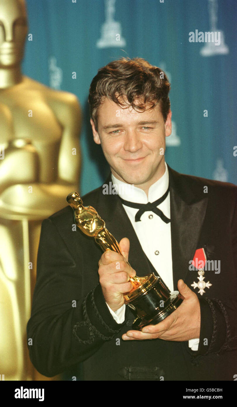 Oscars russell crowe hi-res stock photography and images - Alamy, image size:811x1390