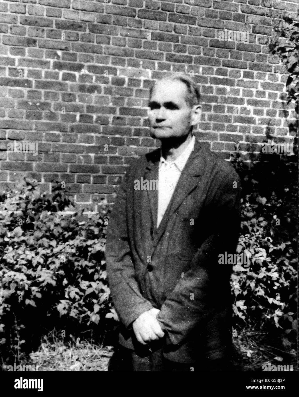 RUDOLF HESS 1982: Adolf Hitler's former Deputy, Rudolf Hess, in the garden of Spandau Prison, Berlin. Hess served a life sentence after being convicted of war crimes at the Nuremberg trials in 1946. He died in August 1987 aged 93. Stock Photo