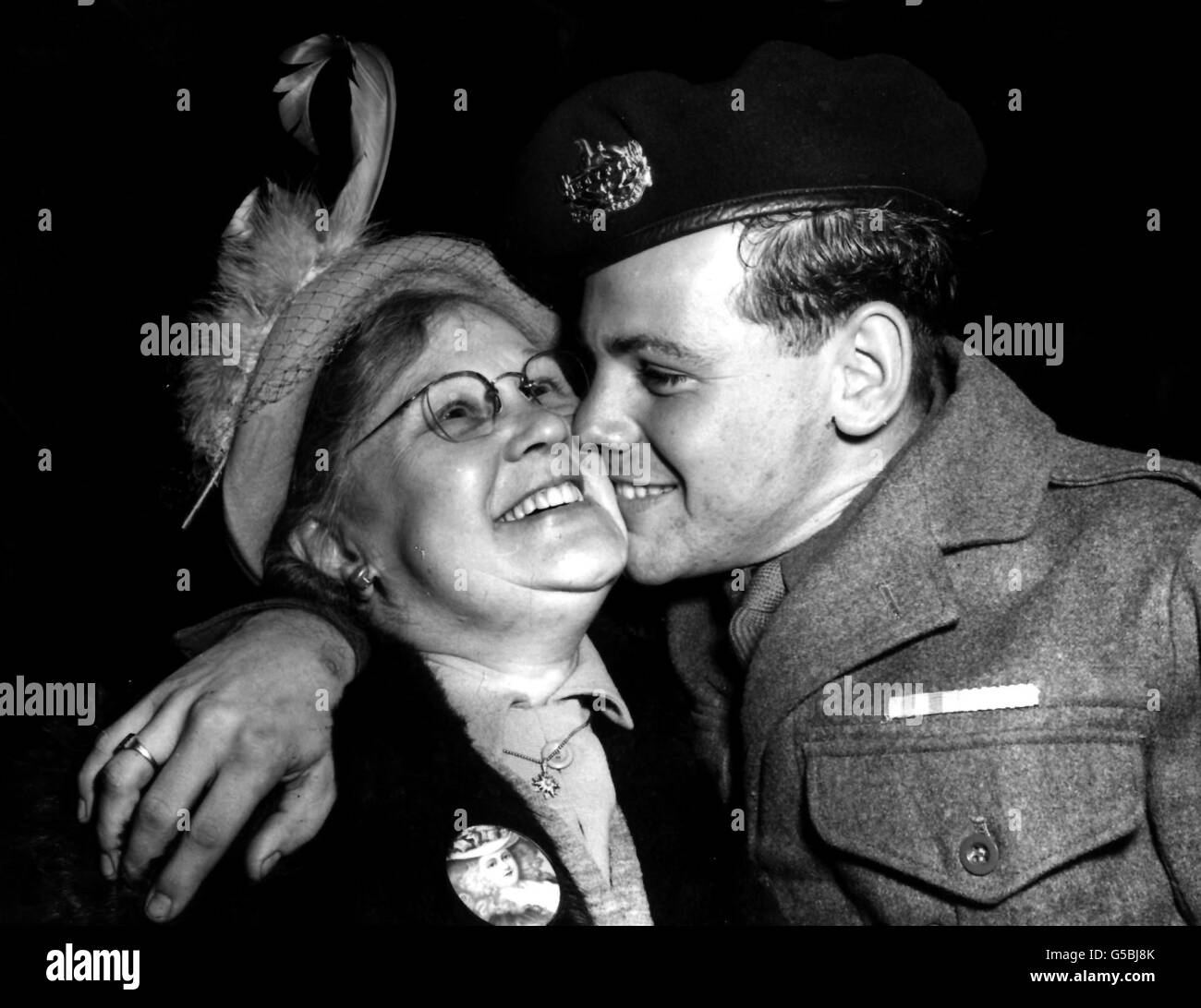 THE KOREAN WAR: Lance-Corporal Fred Tartaglia of Cheltenham greets his mother when he arrived at Southampton with other members of the 'Glorious Glosters' (1st Bn. Gloucestershire Regiment). Aboard the ship were 18 survivors of the Imjin River battle. Stock Photo