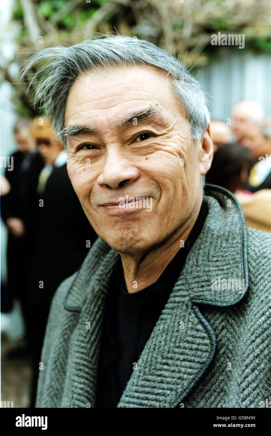 Actor burt kwouk outside a house in aubrey walk hires stock
