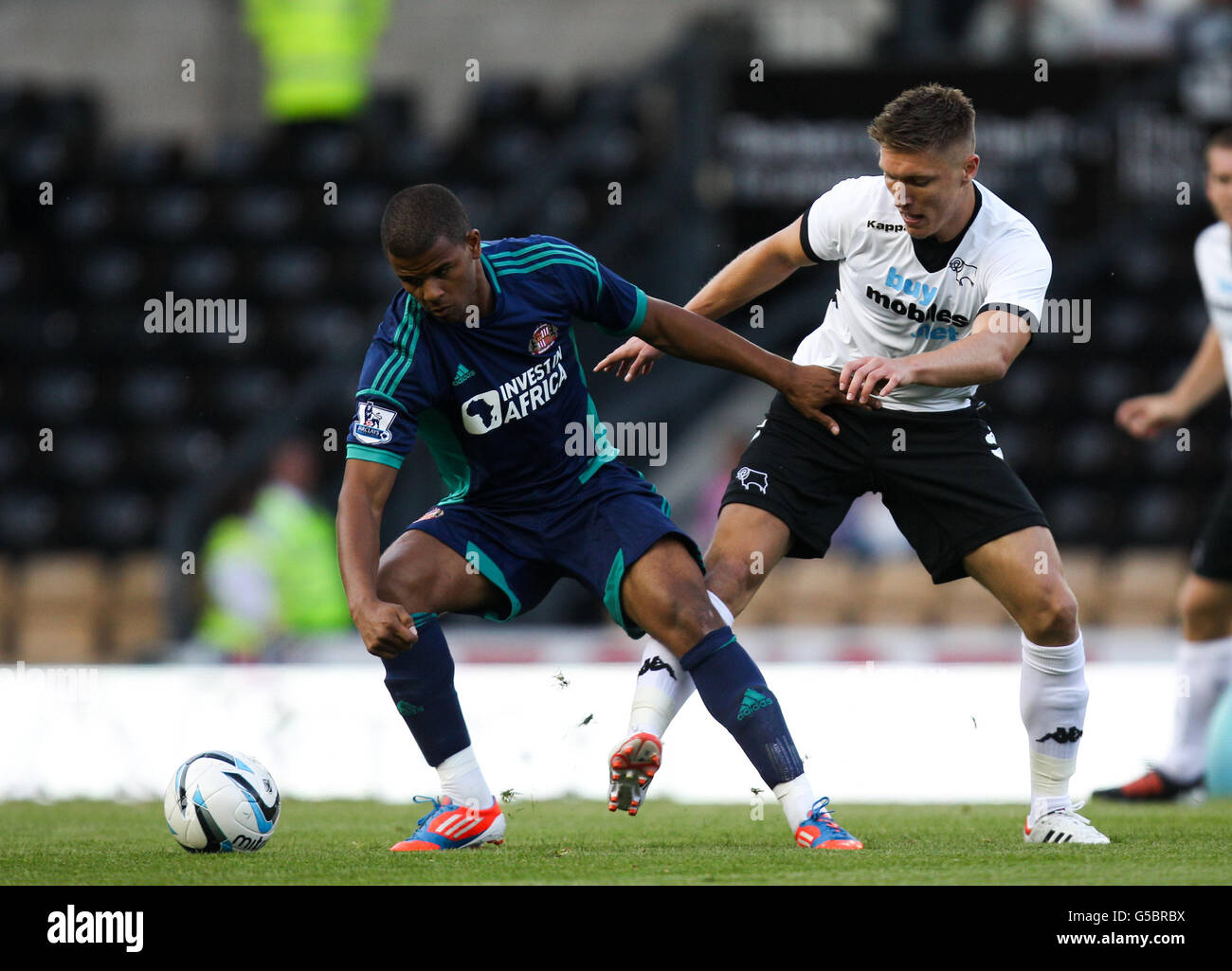 Derby County's Jeff Hendrick and Sunderland's Fraizer Campbell (left ...