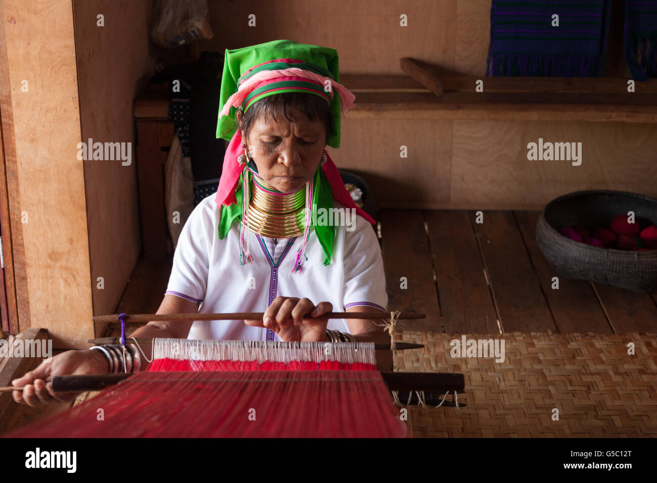 Padaung (long neck) women weaving, Lake Inle, Myanmar Stock Photo