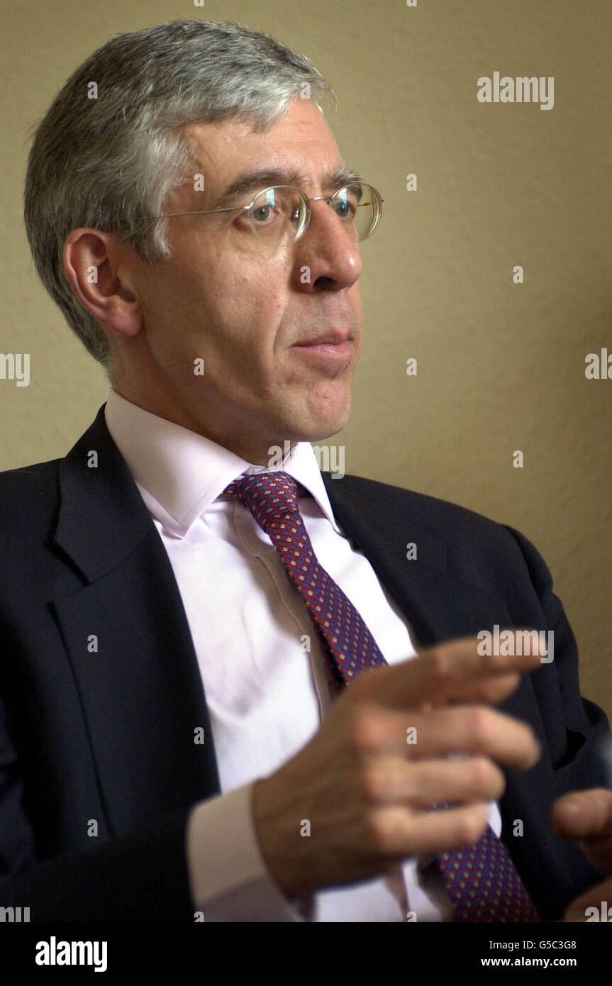 Home secretary jack straw speaks victims barrhead victim support unit