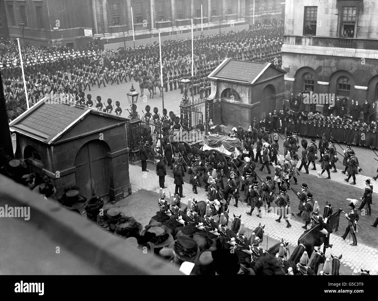 The funeral procession of King Edward VII makes it way through Horse