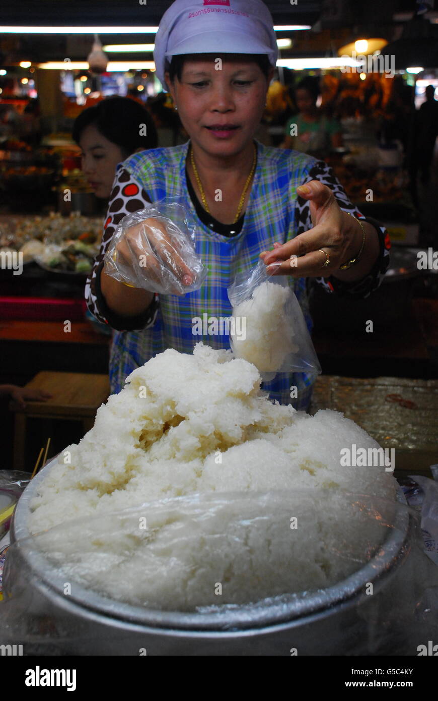 Asian woman packing rice hi-res stock photography and images - Alamy