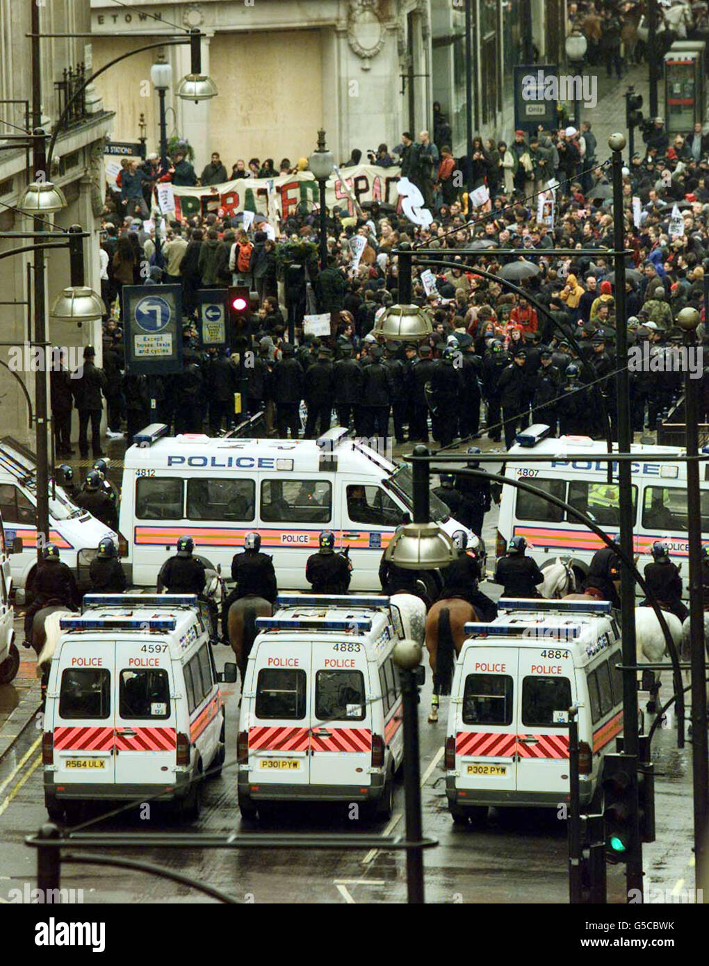 vanter En nat Socialist Police using horses and vans block Oxford Street - one of London's main  shopping streets - at Oxford Circus where protesters converged during a day  of anti-capitalist action. Some 6,000 officers were
