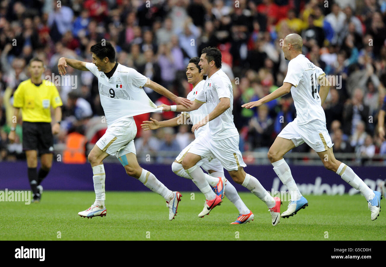 London Olympic Games - Day 11. Mexico's Oribe Peralta (left) celebrates scoring a goal, during the Men's Football Semi-final at Wembley Stadium Stock Photo
