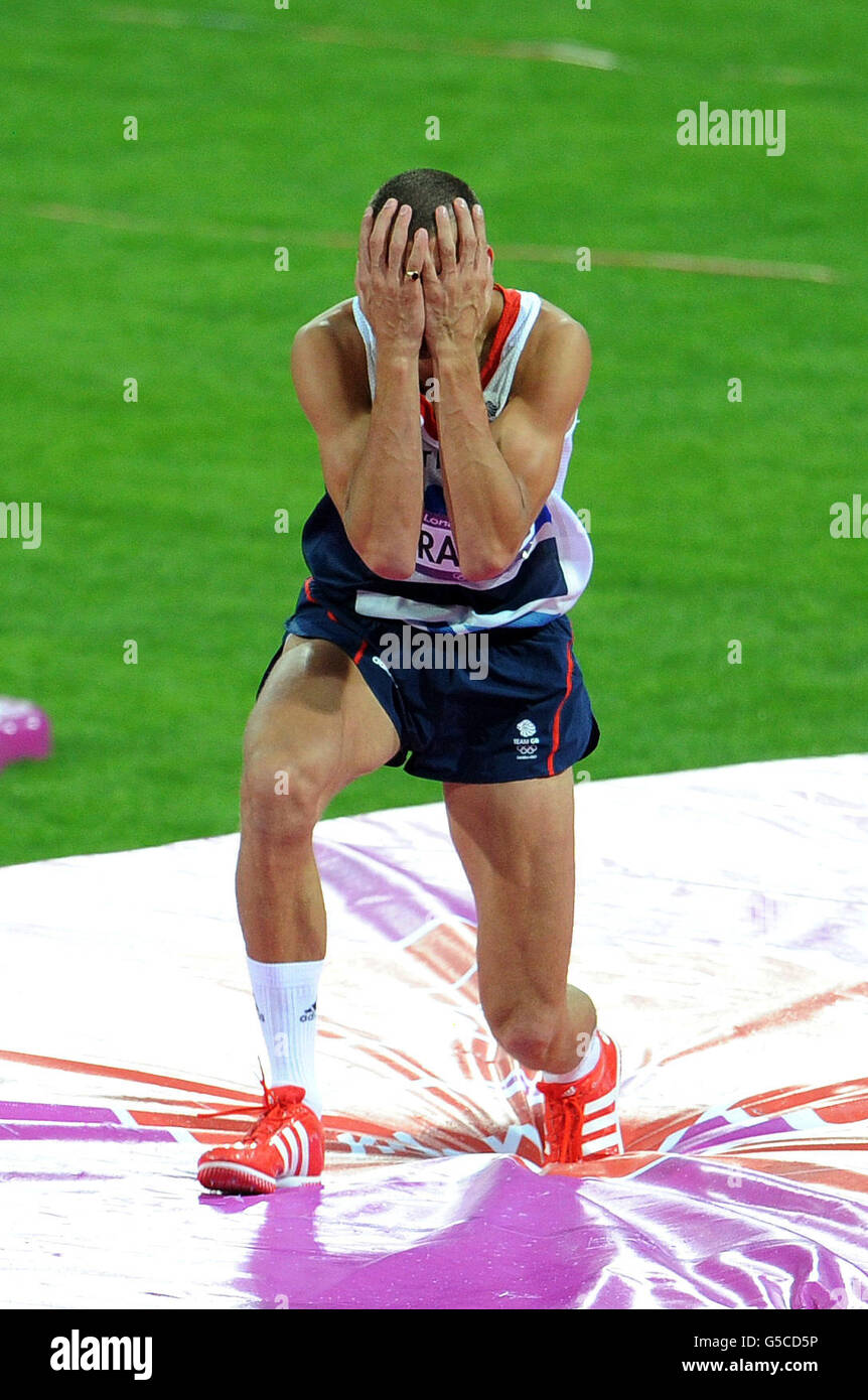 London Olympic Games - Day 11. Great Britains Robert Grabarz fails at 2.33 jump in the mens high jump at the Olympic Stadium, London. Stock Photo