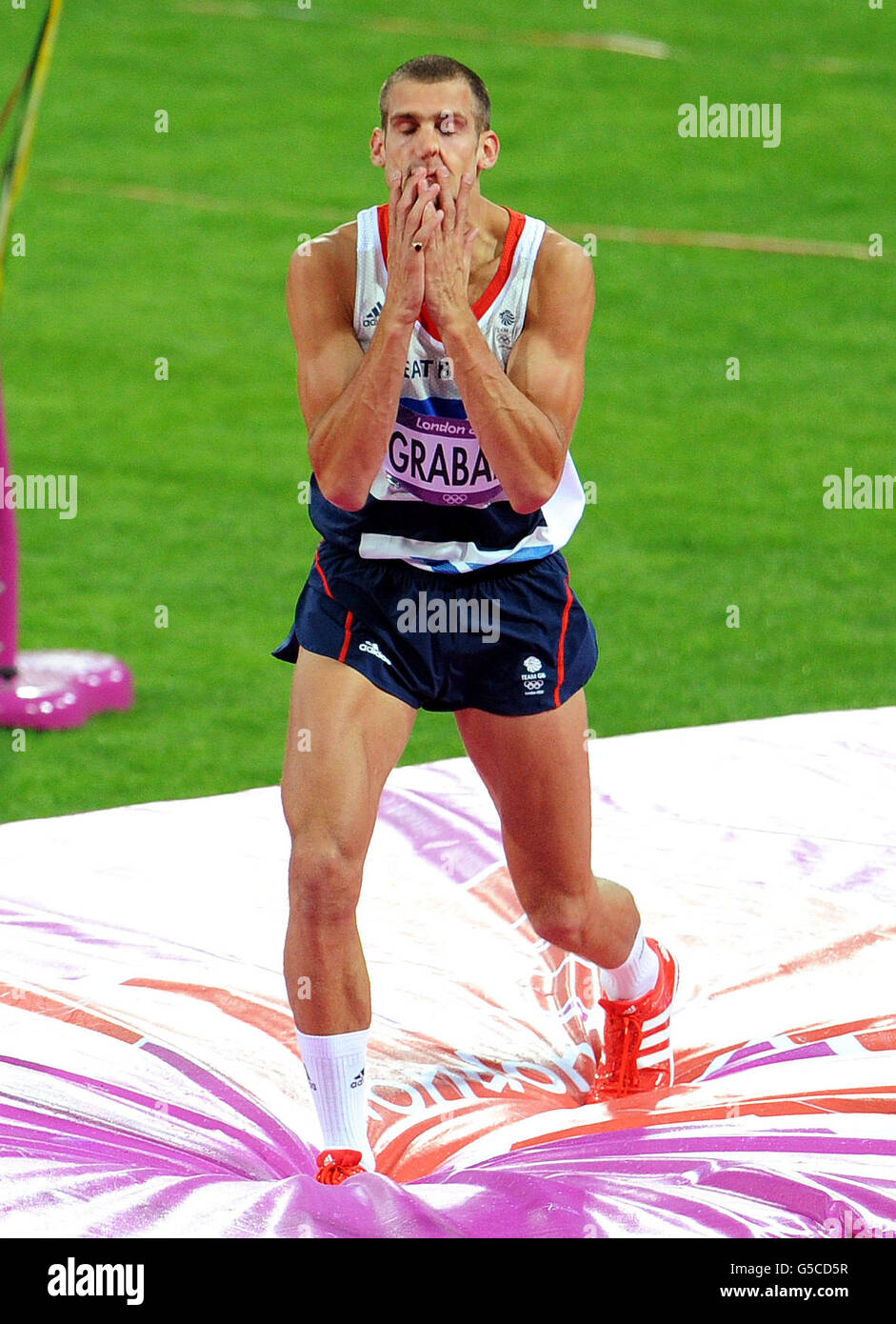 London Olympic Games - Day 11. Great Britains Robert Grabarz fails at 2.33 jump in the mens high jump at the Olympic Stadium, London. Stock Photo