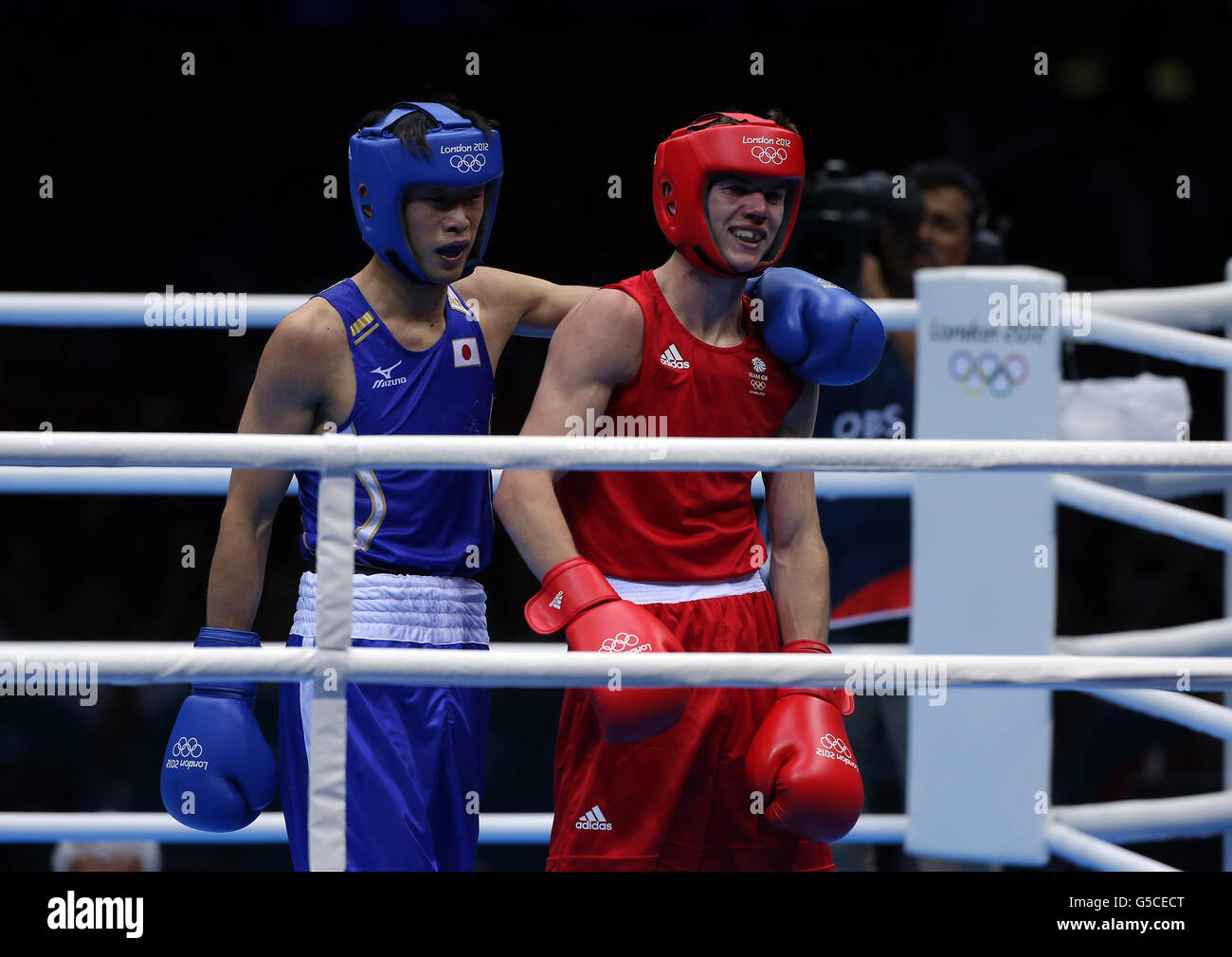 Great Britain's Luke Campbell (right) and Satoshi Shimizu after their Men's Bantam Semi Final on day fourteen of the Olympic Games at the ExCeL, London. RESS ASSOCIATION Photo. Picture date: Friday August 10, 2012. See PA story OLYMPICS Boxing. Photo credit should read: Nick Potts/PA Wire. Stock Photo