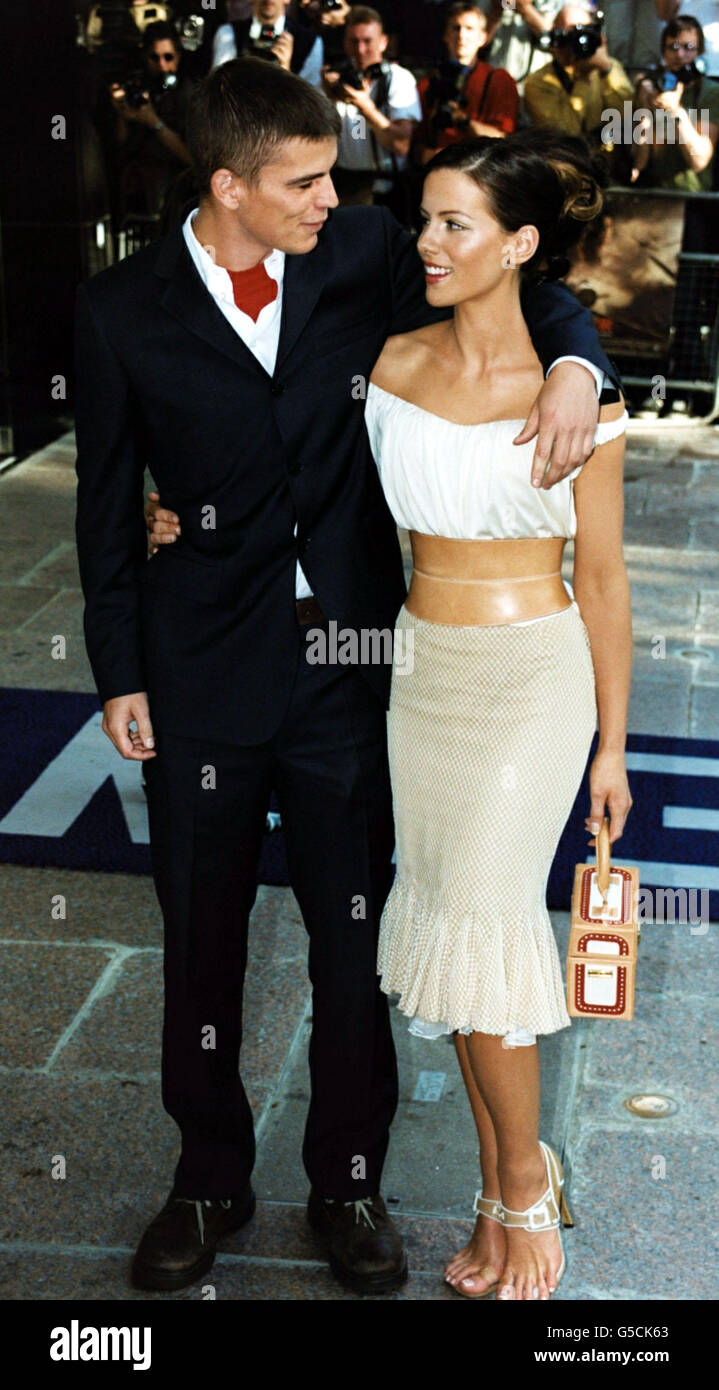 Actors Josh Hartnett and Kate Beckinsale (wearing a Givenchy outfit) arrive at the Odeon, Leicester Square for the UK Gala Premiere of Pearl Harbor. Stock Photo