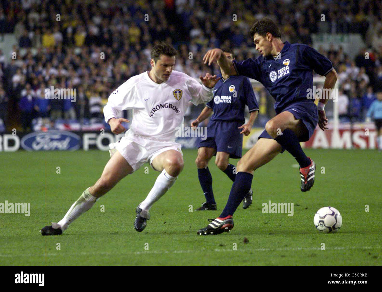 Leeds United's Mark Viduka (left) tries to tackle Valencia's Mauricio Pellegrino during the Champions League Semi Final First Leg game at Elland Road. Stock Photo
