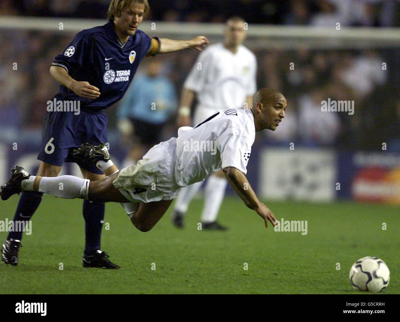 Leeds United's Oliver Dacourt (right) is fouled Valencia's Mendieta during the Champions League Semi Final First Leg game at Elland Road, Leeds. Stock Photo