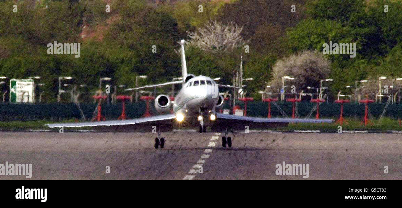Robber Jet Great Train Robber Ronnie Biggs arrives at RAF Northolt in London as he ...