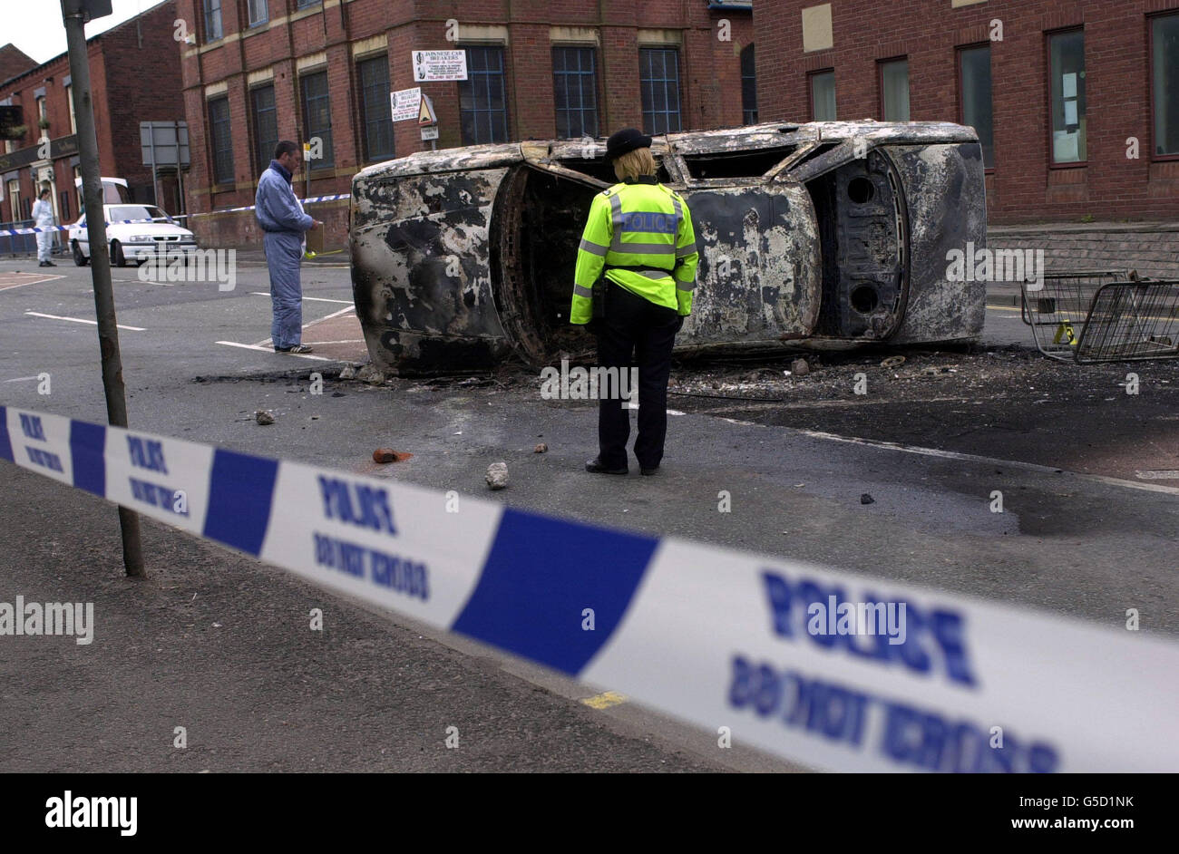 Oldham Riot Police Oldham race riots aftermath car Stock Photo - Alamy