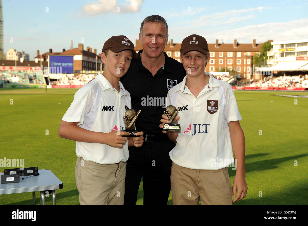 Cricket - Clydesdale Bank 40 - Group B - Surrey v Glamorgan - The Kia Oval. Alec Stewart presents the Under 13 County Age Group Player of the Year Award to Will Jacks and Ben Holder Stock Photo