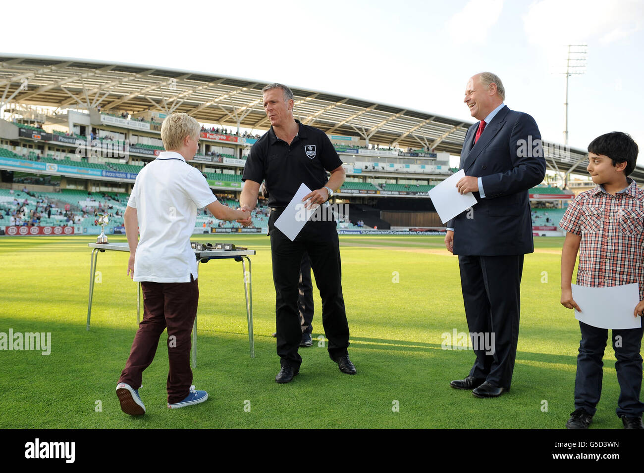 Cricket - Clydesdale Bank 40 - Group B - Surrey v Glamorgan - The Kia Oval. Alec Stewart presents the Pinsent Masons Scholarship awards during the interval Stock Photo