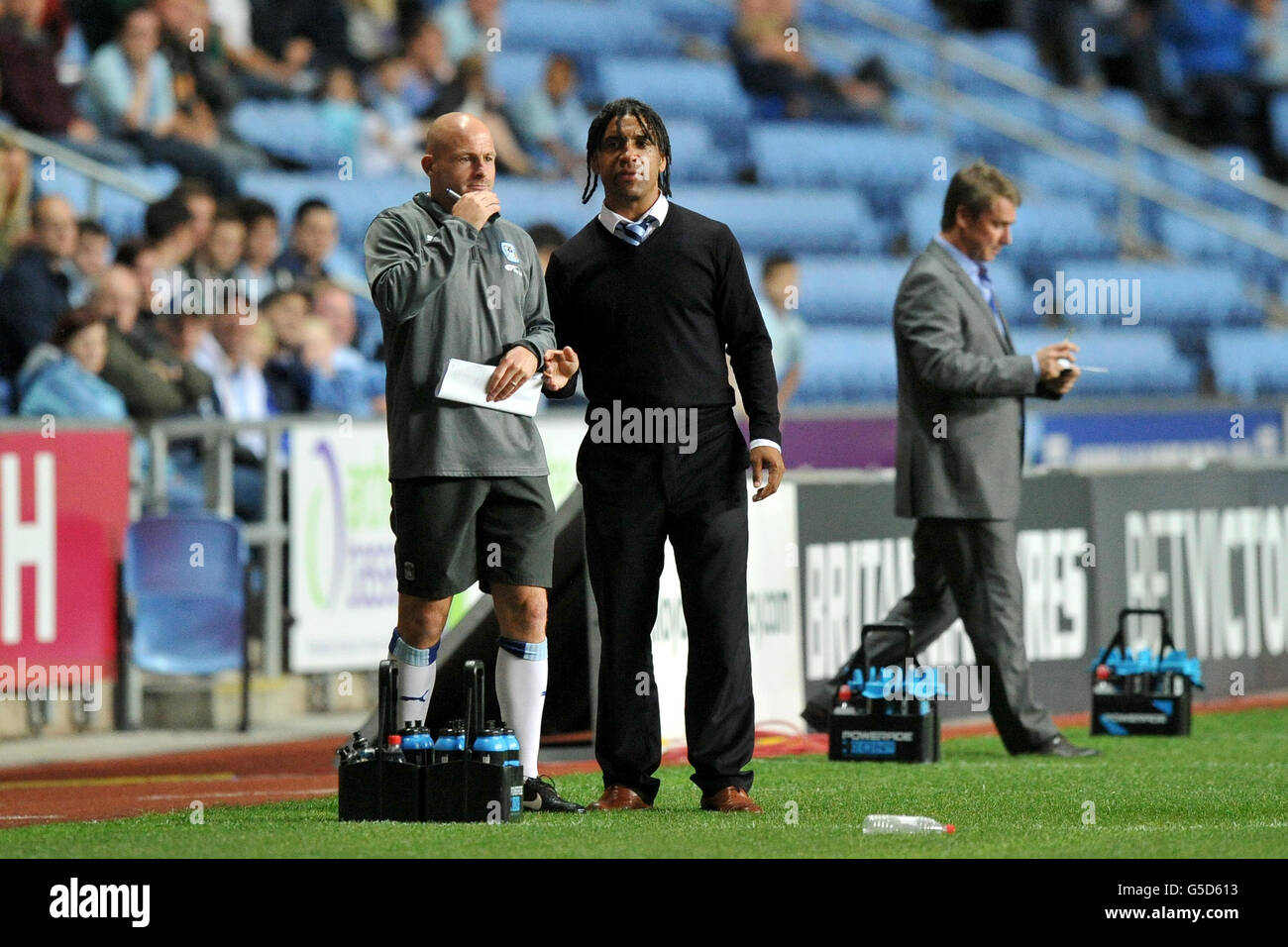 Coventry City caretaker manager Richard Shaw (centre) on the touchline with coach  Lee Carsley (left Stock Photo - Alamy
