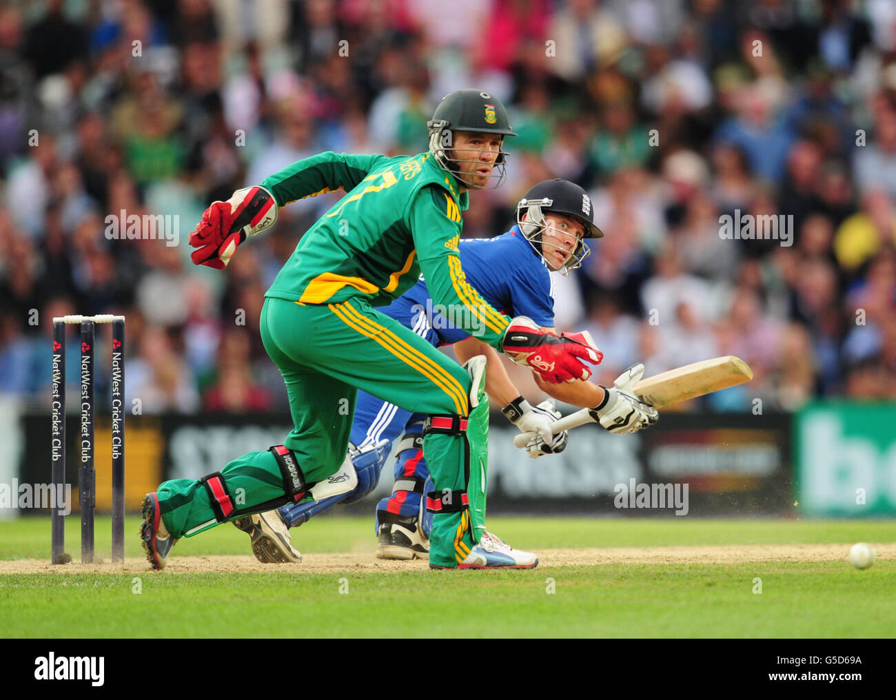 England's Jonathan Trott sweeps the ball past South Africa's wicketkeeper AB de Villiers Stock Photo