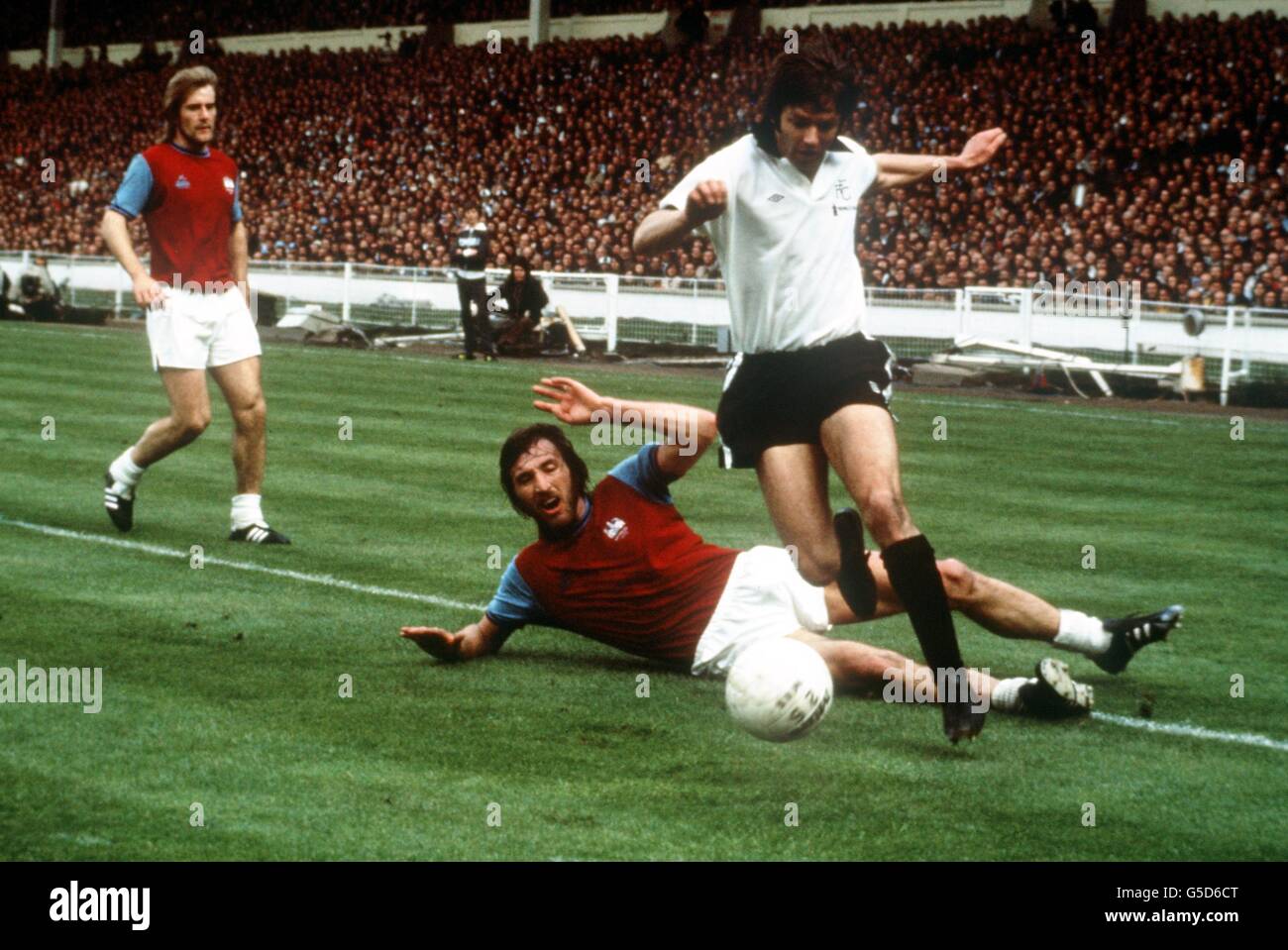1975 fa cup final west ham hi-res stock photography and