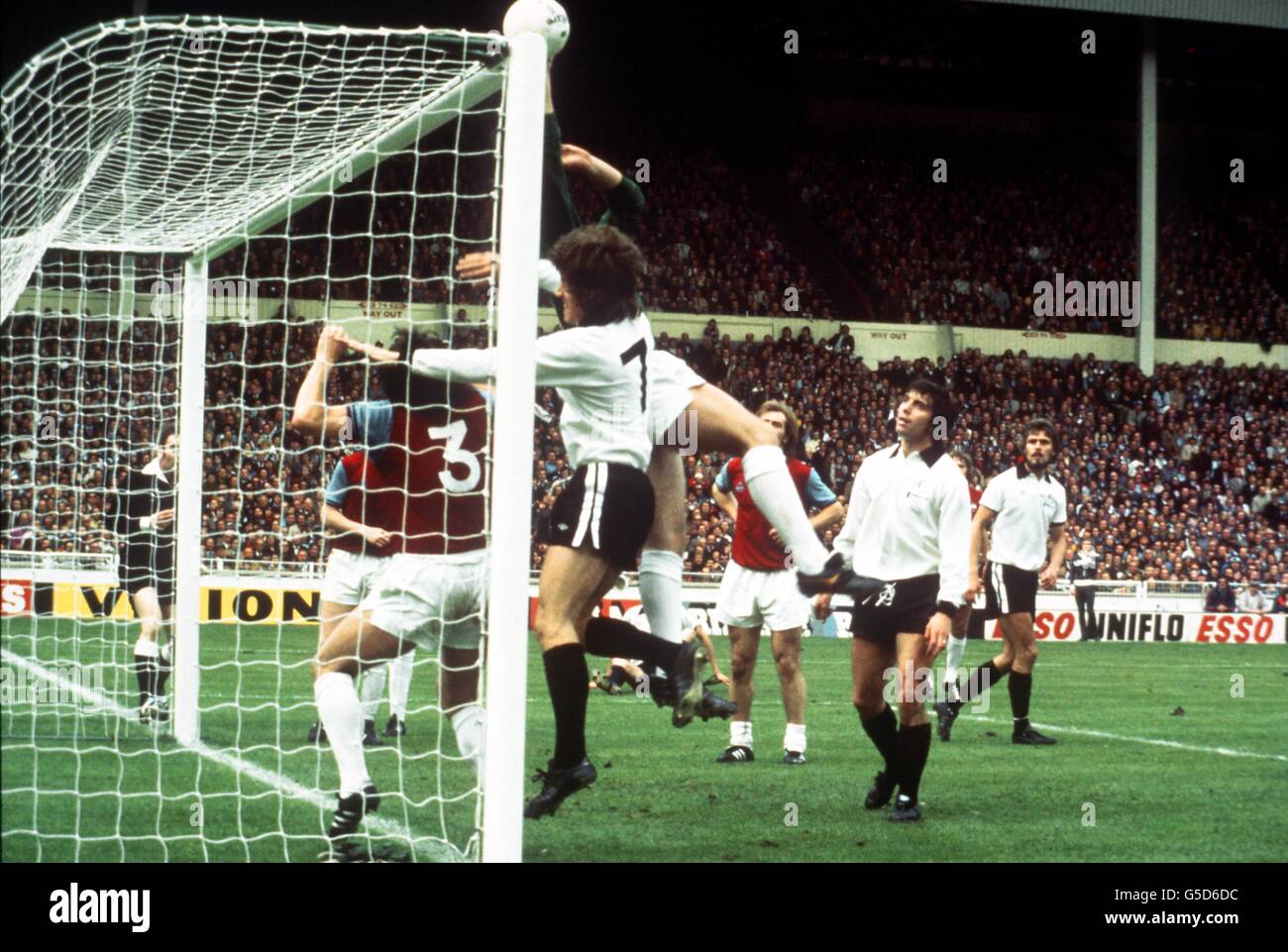 Fa cup final 1975 hi-res stock photography and images - Alamy
