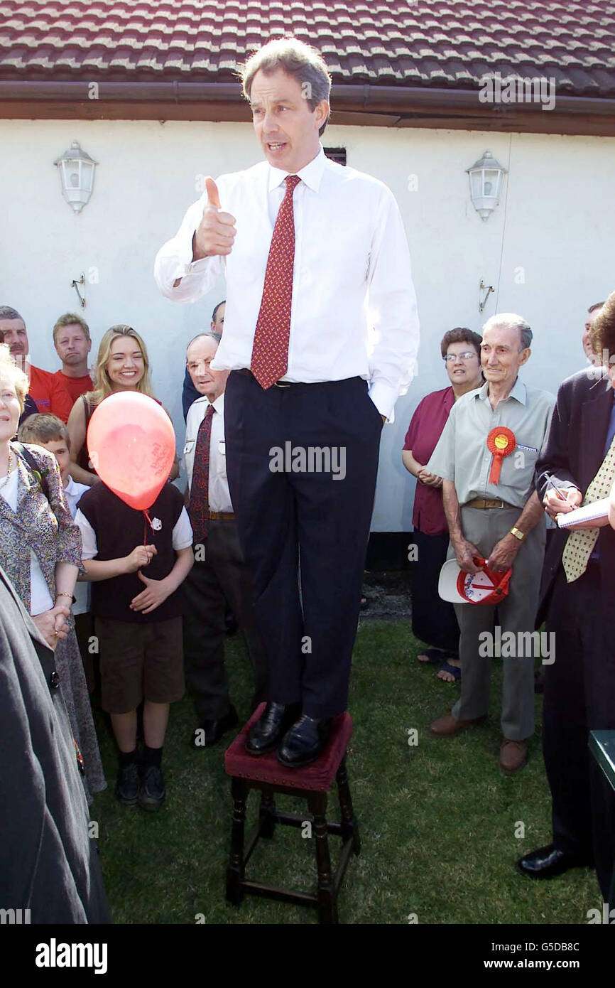 Prime Minister Tony Blair stands on a bar stool and gives Labour supporters the thumbs up outside the Red Lion pub, Paulton, Somerset. Mr Blair was visiting the village to support the campaign of Labour's Wansdyke candidate Dan Norris ahead of the 2001 General Election. *...During the pub visit Mr Blair shook hands with Mrs Thatcher, a 34-year-old Labour supporter from Peasedown St John, near Bath. See PA story ELECTION Blair/Pub. PA Photos/Mirror Rota. POOL. Stock Photo