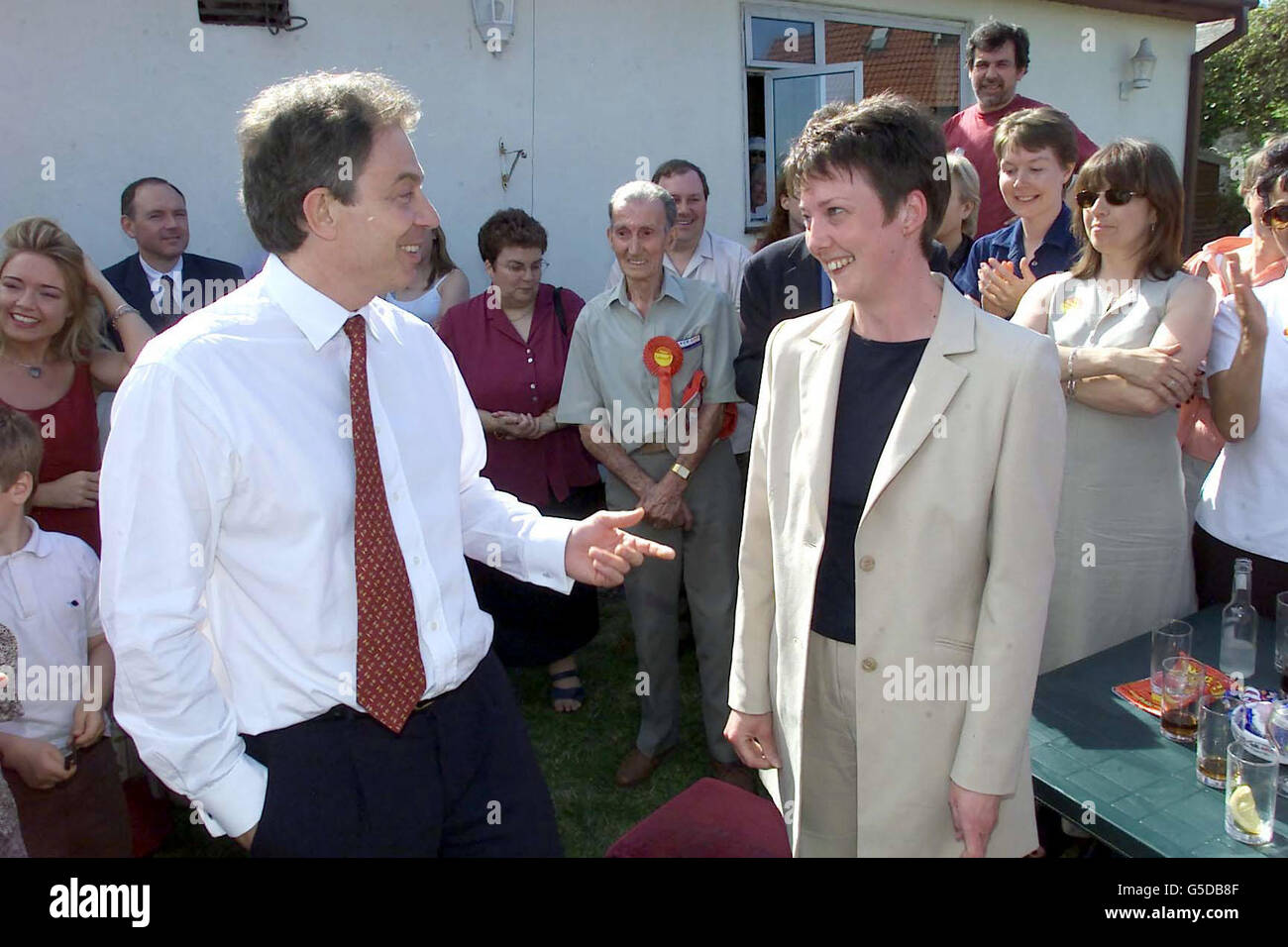 Prime Minister Tony Blair chats with Margaret Thatcher, a 34-year-old Labour supporter from Peasedown St John, near Bath, outside the Red Lion pub, Paulton, Somerset. *...Mr Blair was visiting the village to support the campaign of Labour's Wansdyke candidate Dan Norris ahead of next month's General Election. See PA story ELECTION Blair/Pub. PA Photos/Mirror Rota. POOL. Stock Photo