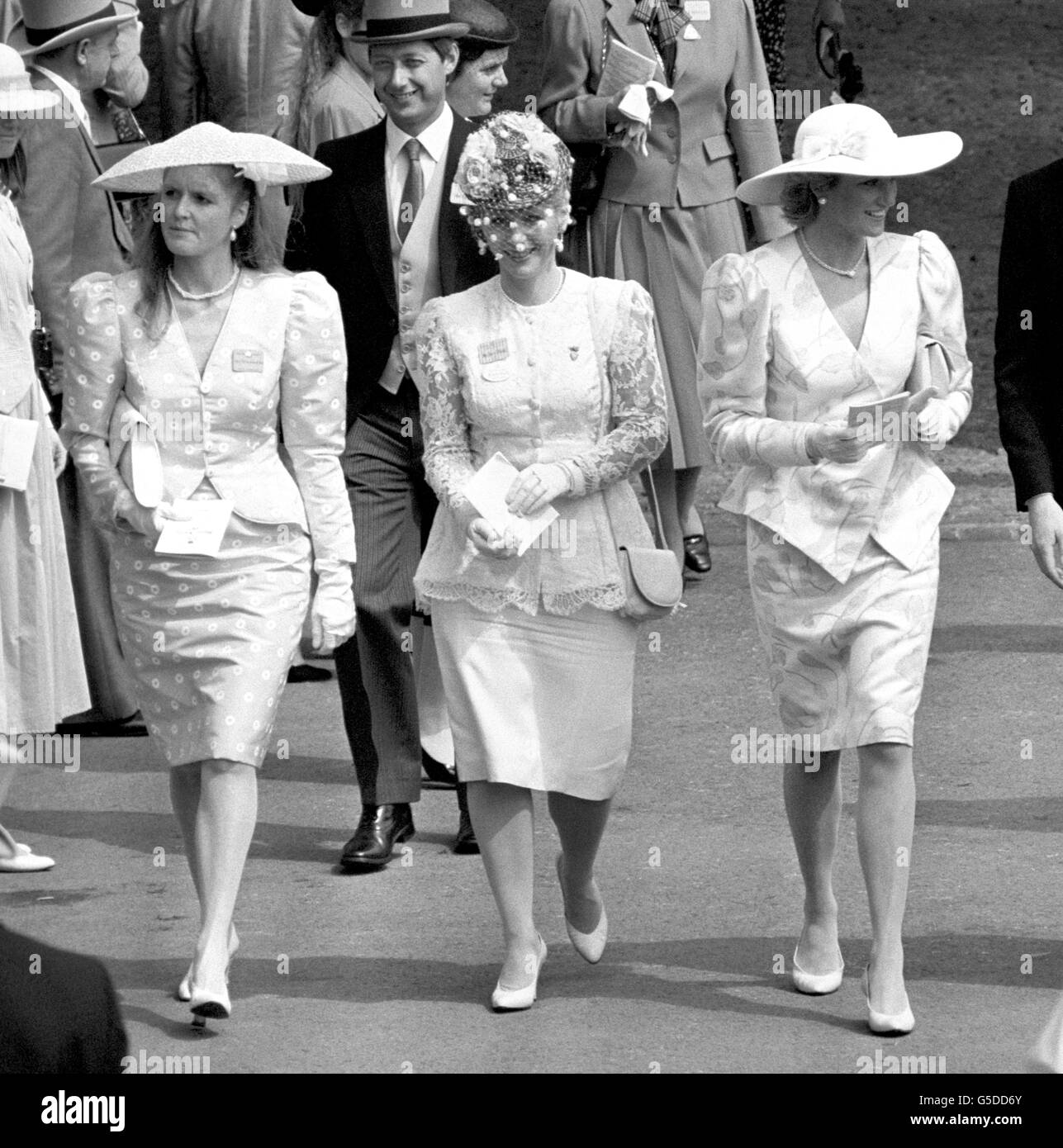 Diana, the Princess of Wales (r) and Sarah, Duchess of York (l), forming a fashionable trio of hats with a third visitor, at the Royal Enclosure at Royal Ascot in 1987. Stock Photo