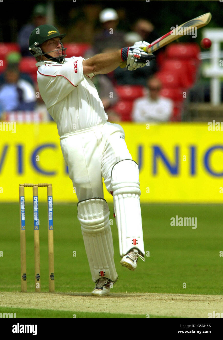 Leicestershire's Trevor Ward hooks another boundary to his score of 160 not out against Northamptonshire during the County Championship match at Grace Road, Leicester, 2001. Stock Photo