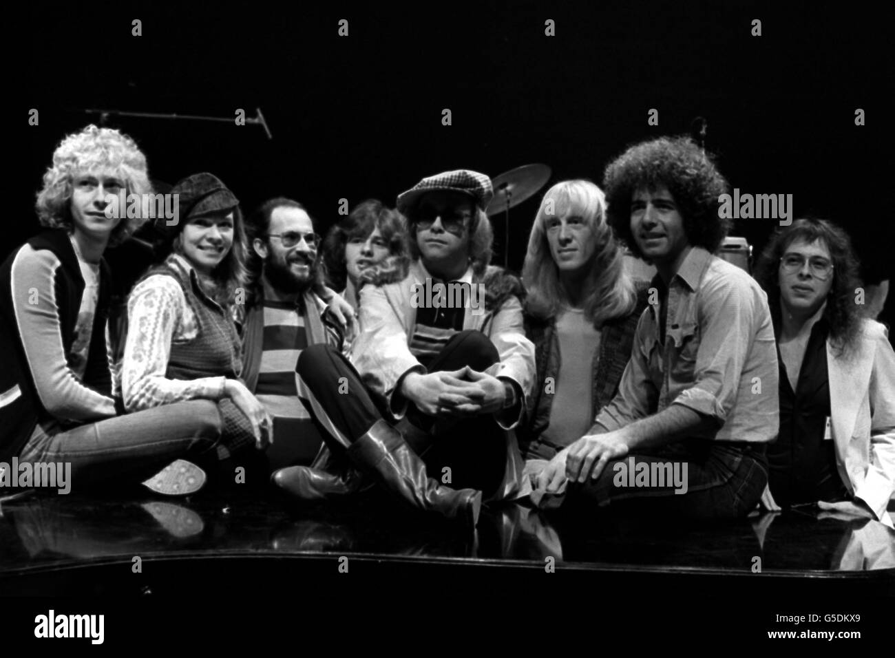 ELTON JOHN AND FRIENDS : 1977 Stock Photo