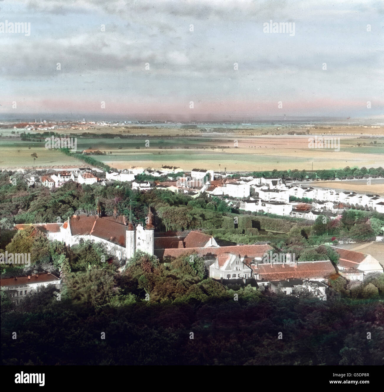 Das schimmernde Meer der Danziger Bucht zur Rechten, waldbedeckte Bergzüge zu r Linken führt die Landstraße von Langfuhr nach dem herrlich gelegenen Oliva. Seit etwa 1920 ist Oliva als Luftkurort in Aufnahme gekommen. Vom Karlsberg aus genießen wir einen herrlichen Rundblick. Zwischen bewaldeten Hügeln freundliche Täler mit grünen Wiesen und wogenden Feldern, dazwischen liebliche Ortschaften, klappernde Mühlen und pochende Eisenhämmer, hier einen Blick auf die Türme der alten Stadt, dort auf das nahe schimmernde Meer. Und in all der Pracht der Natur liegen in heiliger ruhe die schöne Kirche un Stock Photo