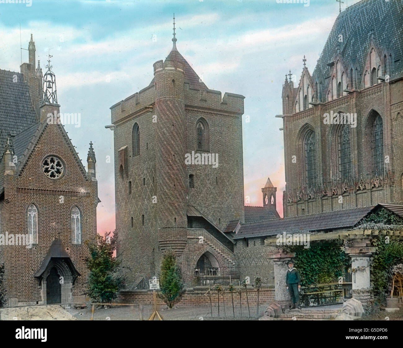 Der Mittelschloßhof, die Fest- und Konventsremter, die Kreuzgänge und namentlich die schöne Marienkirche im Schloß Marienburg. Nur wenige Jahre noch und die ganze Burg wird innen und außen sich in alter Pracht und Herrlichkeit zeigen können. Malbork, Poland, Former eastern territories of Germany, West Prussia, Europe, travel, 1910s, 1920s, 20th century, archive, Carl Simon, history, historical, castle, courtyard, buidling, landmark Stock Photo